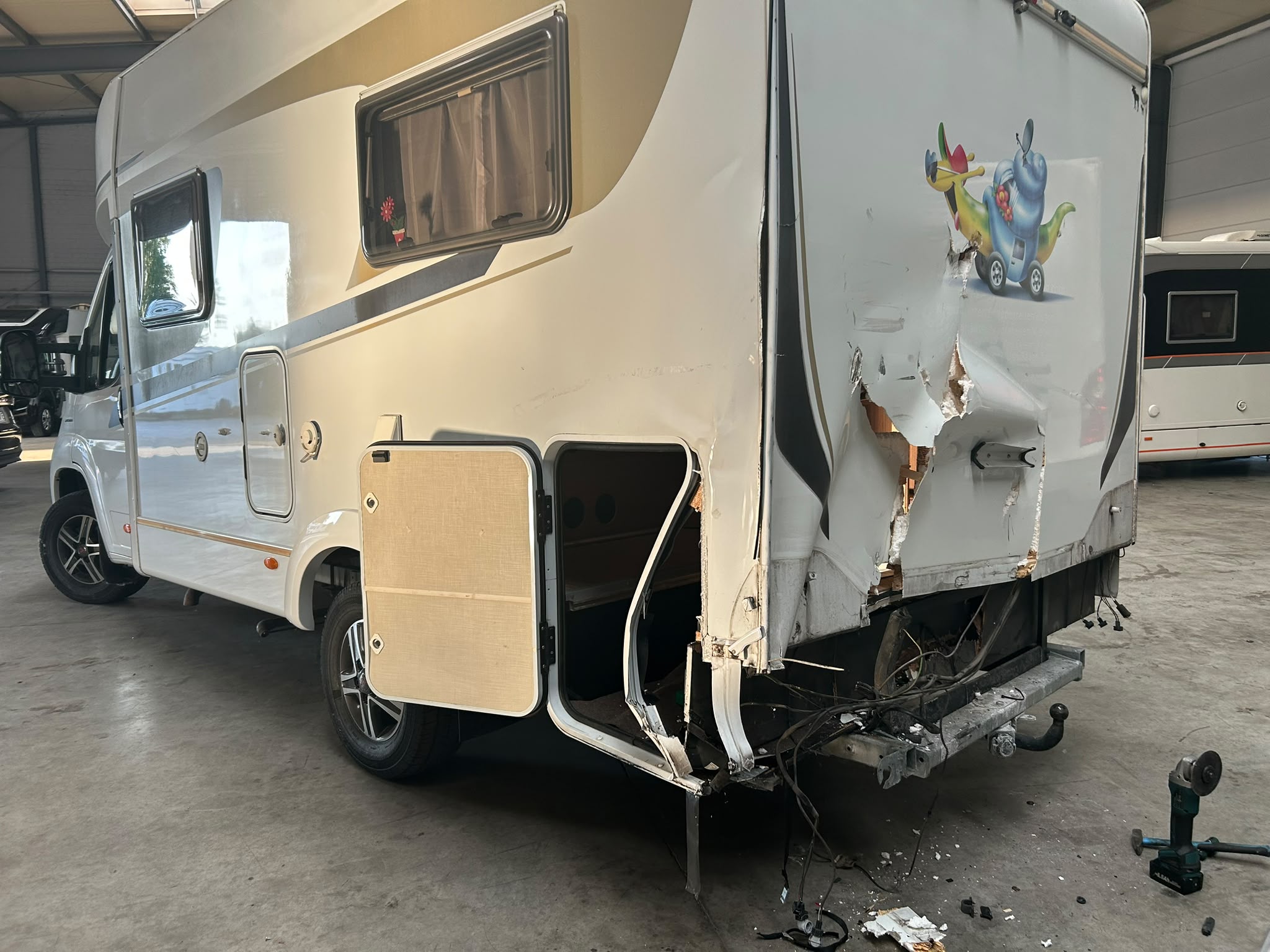 Vorher: Unfallschaden Reparatur Wohnmobil Vorher-Nachher