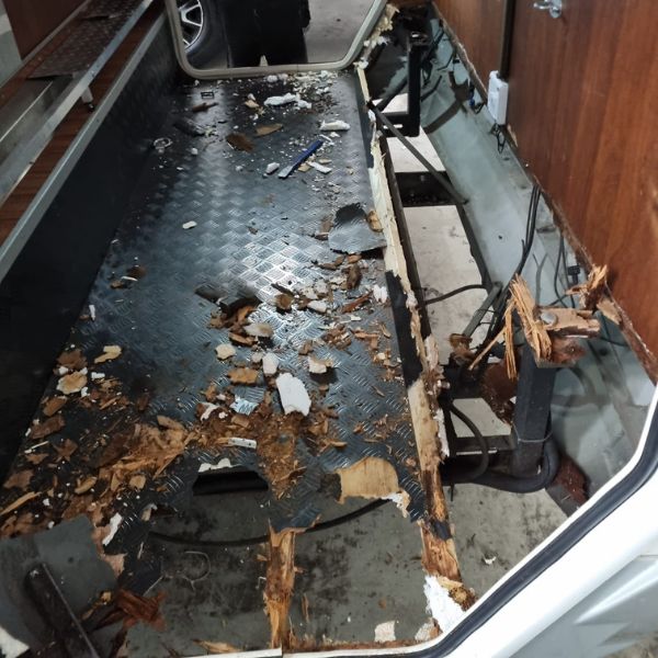 Wasserschaden vorher Reparatur